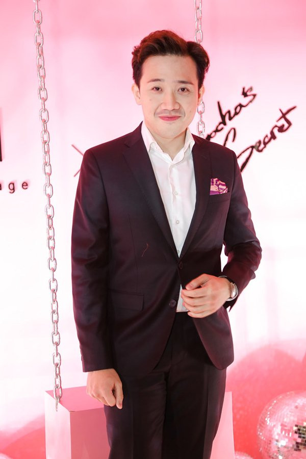 Dù mới xuất viện do làm việc quá sức, Trấn Thành vẫn có mặt kịp thời trong một sự kiện. Gương mặt tươi tắn được trang điểm kỹ càng cùng màu son đỏ chót của anh thực sự gây chú ý của người hâm mộ. Dẫu biết rằng là nghệ sĩ, việc trang điểm là điều cần thiết thế nhưng cần phù hợp và vừa đủ nếu không muốn làm con gái. Bởi vộ ria mép quá nam tính của Trấn Thành bỗng không ăn nhập với đôi môi đỏ chót. Người hâm mộ còn bình luận vui với nội dung: "Không cần diễn, chỉ cần nhìn thấy khuôn mặt của anh đã đủ hài hước".