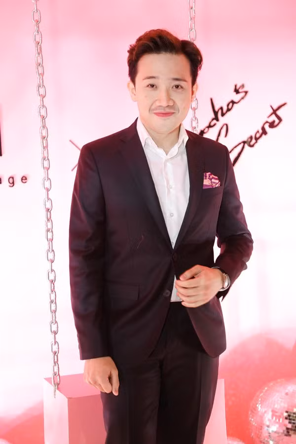 Dù mới xuất viện do làm việc quá sức, Trấn Thành vẫn có mặt kịp thời trong một sự kiện. Gương mặt tươi tắn được trang điểm kỹ càng cùng màu son đỏ chót của anh thực sự gây chú ý của người hâm mộ. Dẫu biết rằng là nghệ sĩ, việc trang điểm là điều cần thiết thế nhưng cần phù hợp và vừa đủ nếu không muốn làm con gái. Bởi vộ ria mép quá nam tính của Trấn Thành bỗng không ăn nhập với đôi môi đỏ chót. Người hâm mộ còn bình luận vui với nội dung: "Không cần diễn, chỉ cần nhìn thấy khuôn mặt của anh đã đủ hài hước".