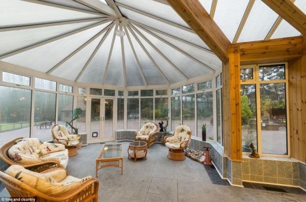 Căn phòng lớn bằng kính cạnh bể bơi gồm có phòng thay đồ, phòng xông hơi và bồn tắm jacuzzi.