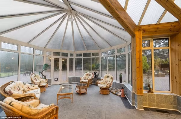 Căn phòng lớn bằng kính cạnh bể bơi gồm có phòng thay đồ, phòng xông hơi và bồn tắm jacuzzi.