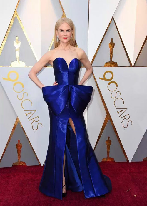 Nicole Kidman hiếm hoi mặc xấu trên thảm đỏ. Cô bị ví như gói quà di động.