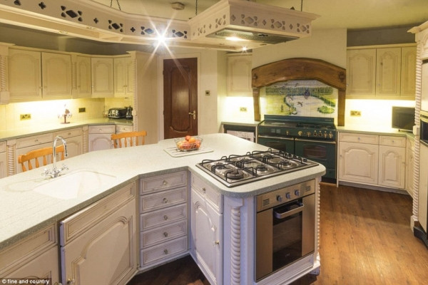 Phòng bếp với quầy bar cho bữa sáng và lò sưởi bằng gỗ.