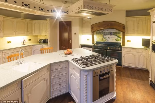 Phòng bếp với quầy bar cho bữa sáng và lò sưởi bằng gỗ.