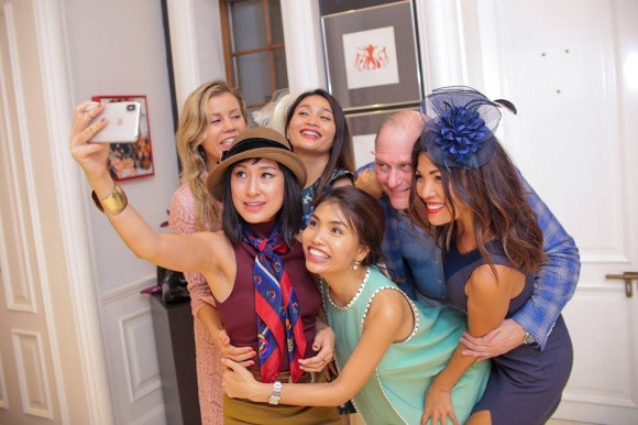 Kathy Uyên cầm máy ảnh selfie cùng bạn bè trong tiệc sinh nhật.