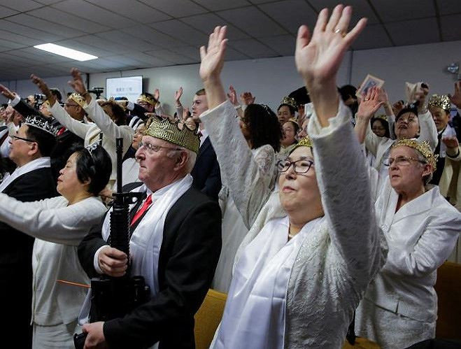 Những khẩu súng mang vào bên trong nhà thờ sẽ được tháo đạn và khóa chốt an toàn.