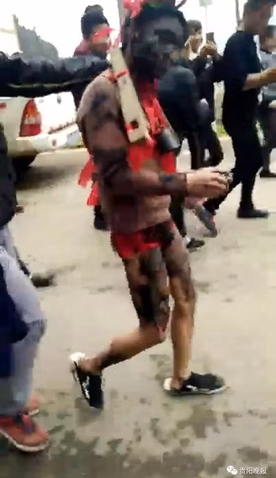 Một chú rể bị bạn bè trêu đùa trong đám cưới của mình.