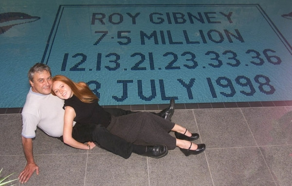 Bên cạnh bể bơi là một phòng lớn bằng kính bao gồm các phòng nhỏ như phòng thay đồ, phòng xông hơi và bồn tắm jacuzzi để thư giãn sau một buổi luyện tập.