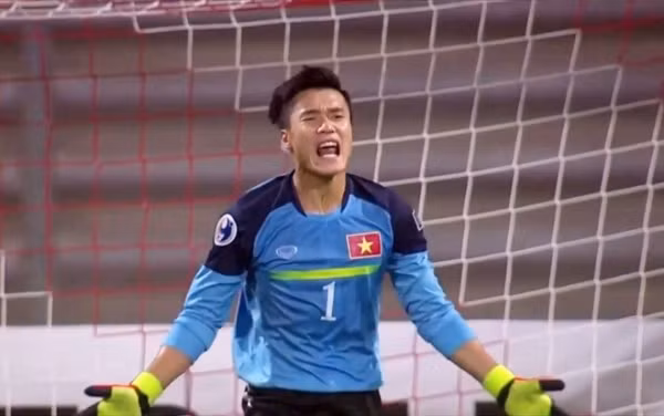 Bùi Tiến Dũng cần tập trung chơi bóng thay vì quan tâm dư luận đang nghĩ gì về mình.