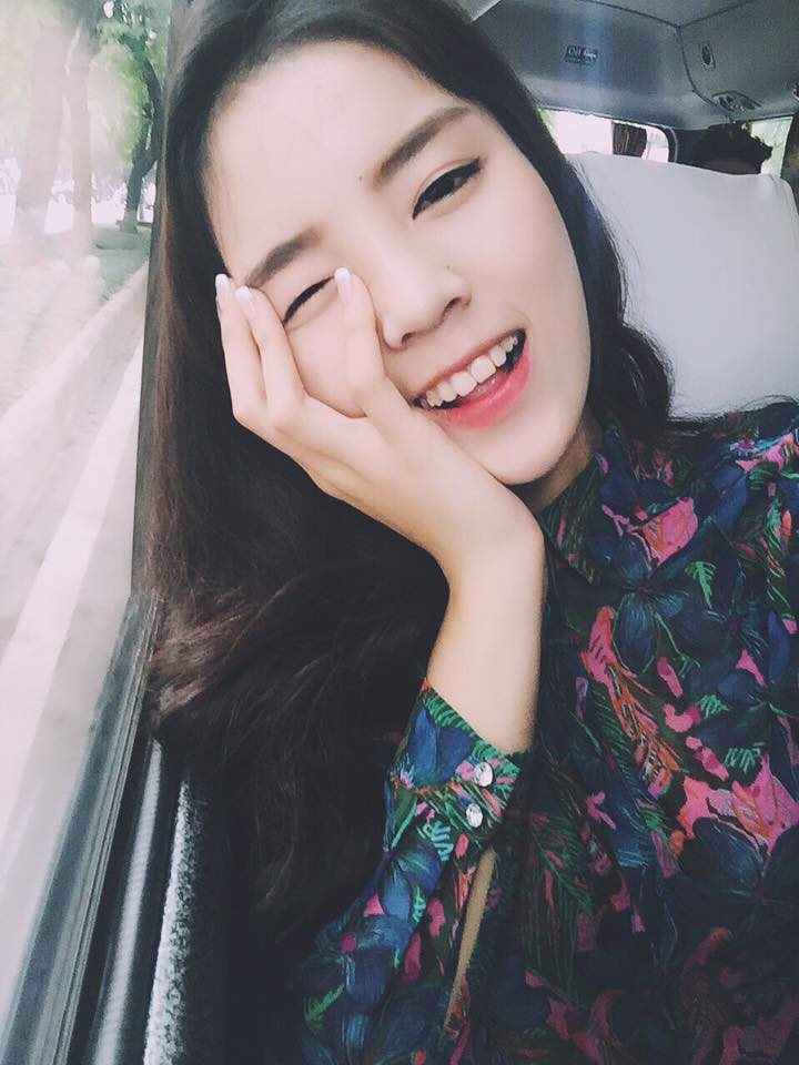 Lúc mới trở thành hoa hậu, kể cả khi vướng scandal, hình ảnh Kỳ Duyên nở nụ cười khá phổ biến. Cô cũng thường xuyên chụp ảnh với phong cách dịu dàng, vui tươi, đúng lứa tuổi.