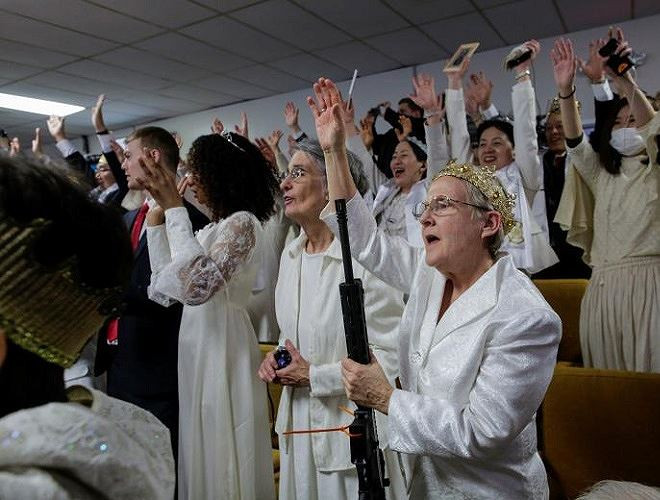 Nhiều người tham dự buổi lễ tôn thờ súng đạn tại nhà thờ vào hôm 28-2 mang theo khẩu súng trường AR-15, loại vũ khí rất phổ biến và xuất hiện nhiều trong các vụ xả súng tại Mỹ gần đây.