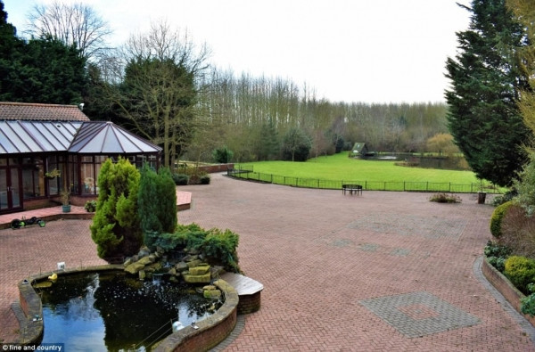 Nếu tất cả những điều trên không đủ để làm bạn ngạc nhiên thì có lẽ bạn sẽ phải choáng váng khi đến với khu vườn rộng gần 69.000m2 bao gồm một hồ cá lớn và một ngôi nhà bằng gỗ để nghỉ chân. Trong khu vườn rộng lớn này còn có một gara 2 tầng với tầng trên là văn phòng làm việc và tầng dưới là một sân tennis trong nhà.