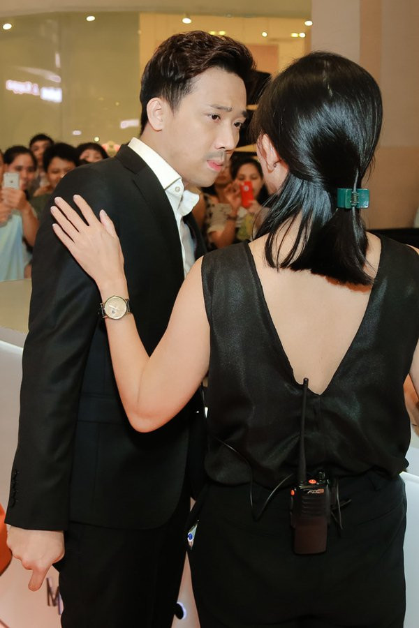 Trang điểm đậm cùng son môi đỏ thắm dường như là phong cách của anh.