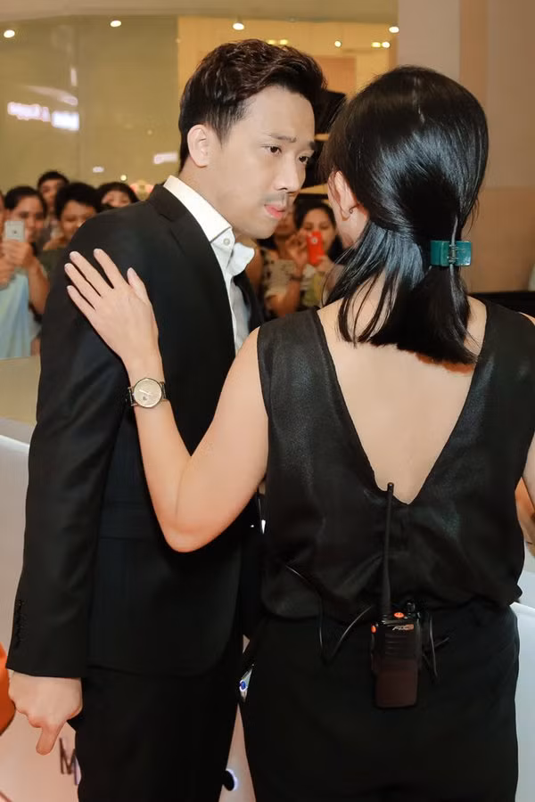 Trang điểm đậm cùng son môi đỏ thắm dường như là phong cách của anh.