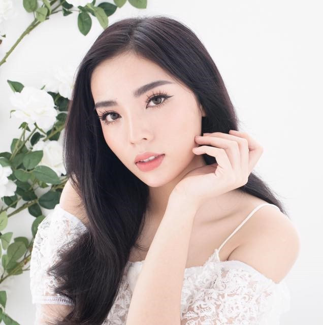 Hoa hậu Việt Nam dần thay đổi hình ảnh và cách biểu cảm theo hướng kiêu kỳ, sắc sảo. Cô cũng hạn chế cười để có phong thái lạnh lùng hơn.