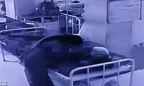 Người phụ nữ lạ mặt vào bế đứa bé...