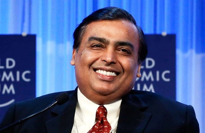 Vị tỷ phú giàu nhất Ấn Độ hiện sở hữu khối tài sản trị giá 44,3 tỷ USD. Mukesh Ambani là Chủ tịch kiêm Giám đốc điều hành Reliance Industries – tập đoàn đa ngành lớn thứ hai Ấn Độ với giá trị vốn hóa hơn 100 tỷ USD. Ngoài khối tài sản kếch xù, Mukesh Ambani cũng nổi tiếng vì “chơi trội” khi cho xây dựng ngôi nhà riêng đắt nhất thế giới. Tư dinh của Ambani được gọi tên là Antilia, cao 27 tầng ở giữa thủ đô Mumbai. Chủ nhà đã thuê đến 600 nhân viên chỉ để phục vụ và vận hành ngôi nhà.