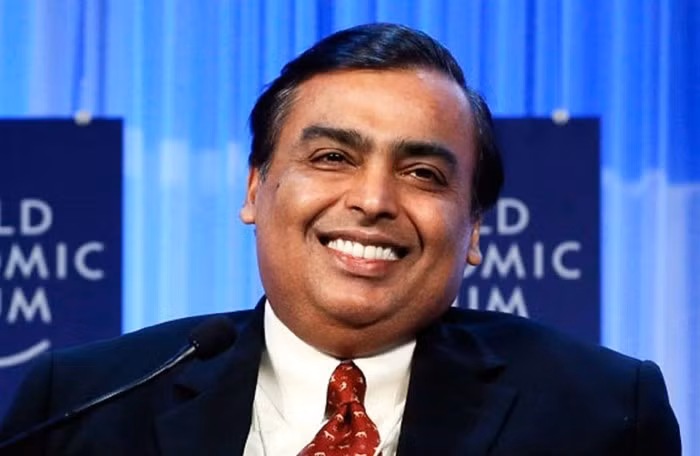 Vị tỷ phú giàu nhất Ấn Độ hiện sở hữu khối tài sản trị giá 44,3 tỷ USD. Mukesh Ambani là Chủ tịch kiêm Giám đốc điều hành Reliance Industries – tập đoàn đa ngành lớn thứ hai Ấn Độ với giá trị vốn hóa hơn 100 tỷ USD. Ngoài khối tài sản kếch xù, Mukesh Ambani cũng nổi tiếng vì “chơi trội” khi cho xây dựng ngôi nhà riêng đắt nhất thế giới. Tư dinh của Ambani được gọi tên là Antilia, cao 27 tầng ở giữa thủ đô Mumbai. Chủ nhà đã thuê đến 600 nhân viên chỉ để phục vụ và vận hành ngôi nhà.