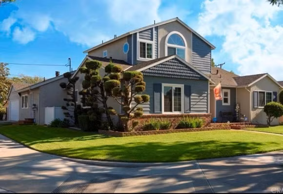 Không gian sống của ca sĩ Quang Dũng ở Mỹ rất tiện nghi và mang đậm chất Á đông. Điểm nhấn là tượng Phật, tạo cảm giác bình yên cho căn hộ. Ngoài ra, nam ca sĩ bố trí nội thất khá đơn giản nhưng vô cùng ấn tượng từ màu sắc đến kiểu dáng. Bên ngoài căn hộ là sân vườn rộng, với thảm cỏ xanh mướt. Được biết, đây là món quà Quang Dũng tặng con trai. Đến khi Bảo Nam đủ 18 tuổi sẽ chính thức được sở hữu căn hộ này.