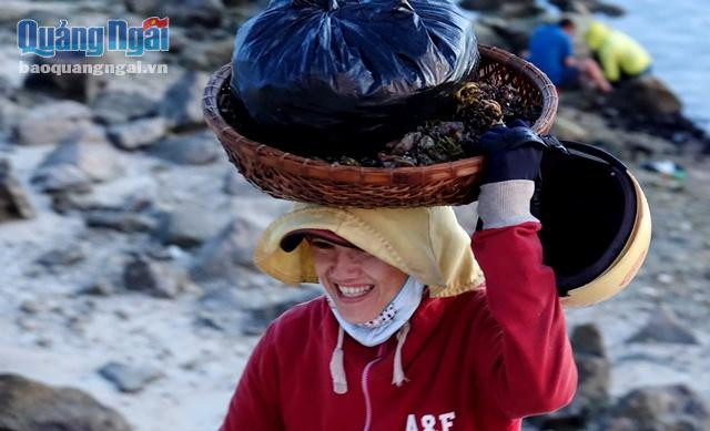 “Vẹm chỉ có một mùa, nên giá cả của vẹm tùy vào từng dịp mà lên xuống khác nhau. Bình quân mỗi ký vẹm có giá từ 80.000 đồng/kg- 100.000 đồng/kg. Nếu có sức và siêng thì ngày cũng kiếm được vài trăm ngàn”- chị Phạm Thị Trang ở xã An Vĩnh, huyện Lý Sơn cho biết.