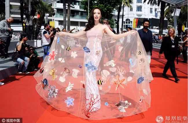 Angela Phương Trinh khi tham gia LHP Cannes 2016 đã gây chú ý khi diện chiếc váy độc đáo in hoạ tiết các sinh vật ở biển với tên gọi “Bộ váy đại dương” để xuất hiện trên thảm đỏ. Trang phục này đã nhận về rất nhiều chiều ý kiến từ khán giả Việt về tính “thuần phong mỹ tục”, tuy nhiên, với các trang thông tấn quốc tế, đây lại là vẻ đẹp đáng quan tâm.