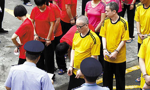 Lương Diệu Huy cùng 46 người xuất hiện tại Tòa án nhân dân thành phố Đông Quản hôm 27.5.2015.