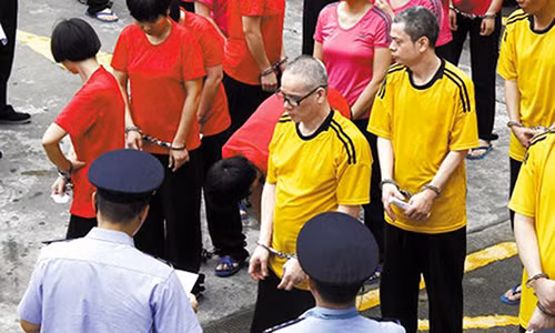 Lương Diệu Huy cùng 46 người xuất hiện tại Tòa án nhân dân thành phố Đông Quản hôm 27.5.2015.