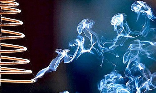 Nhiều chị em vẫn chung một thắc mắc: Khi mang thai, bà bầu có được phép thắp hương? - Ảnh minh họa: Internet