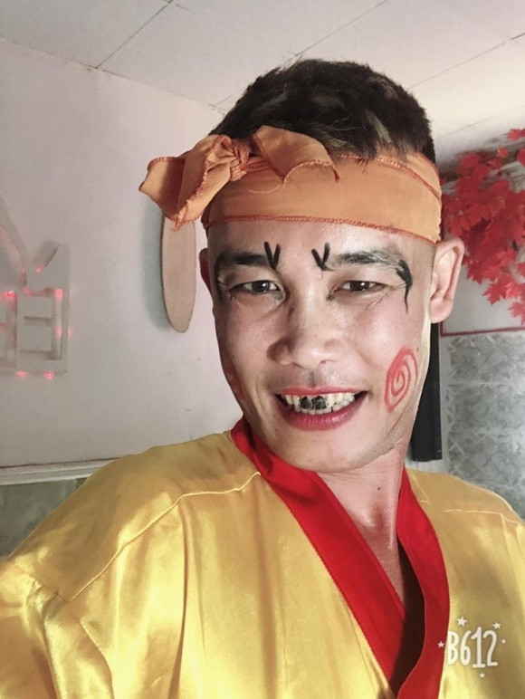 Cách đây không lâu, vợ ba của Hiệp Gà - Diệu Thúy đăng đàn tố chồng vay nhờ vay hộ 150 triệu đồng nhưng không chịu trả. Ngoài ra, Diệu Thúy còn cho biết Hiệp Gà xuống nhà bố mẹ vợ gây chuyện, xé giấy khai sinh của con. Đồng thời, cô cho rằng Hiệp Gà đã "tái nghiện". Trước ồn ào này, Nghệ sĩ hài Hiệp Gà phủ nhận: "Ai gieo gì thì nhận cái đó. Tôi không phải là người như vậy...". Trên trang cá nhân, anh vẫn đăng ảnh đi diễn bình thường và chăm con như không có chuyện gì xảy ra.