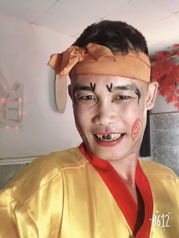 Cách đây không lâu, vợ ba của Hiệp Gà - Diệu Thúy đăng đàn tố chồng vay nhờ vay hộ 150 triệu đồng nhưng không chịu trả. Ngoài ra, Diệu Thúy còn cho biết Hiệp Gà xuống nhà bố mẹ vợ gây chuyện, xé giấy khai sinh của con. Đồng thời, cô cho rằng Hiệp Gà đã "tái nghiện". Trước ồn ào này, Nghệ sĩ hài Hiệp Gà phủ nhận: "Ai gieo gì thì nhận cái đó. Tôi không phải là người như vậy...". Trên trang cá nhân, anh vẫn đăng ảnh đi diễn bình thường và chăm con như không có chuyện gì xảy ra.