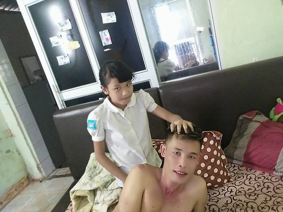 Nhìn hình ảnh cũ và so với hiện tại, có thể thấy con gái Hiệp Gà thay đổi ngoại hình nhiều như thế nào.