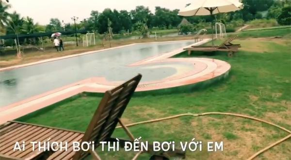 Bể bơi rộng rãi và mát mẻ.