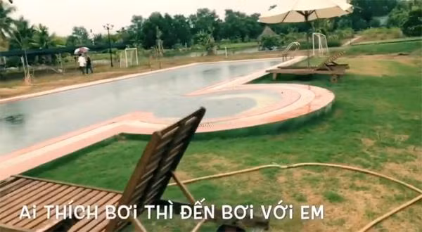 Bể bơi rộng rãi và mát mẻ.