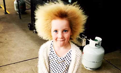 Ky la be gai 8 tuoi co mai toc 