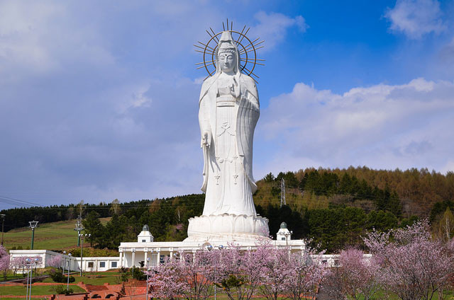 10. Tượng Phật Bà Byakue Kannon (Nhật Bản). Chiều cao: 88m.