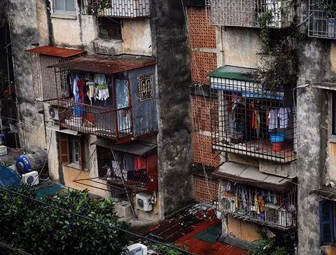 Ông Nguyễn Quang Gắng (69 tuổi) - tổ trưởng Tổ dân phố 15 phường Tân Mai cho biết: "Khu nhà có 54/58 hộ dân ảnh hưởng trực tiếp, 33 hộ có điều kiện đã chuyển đi. Khi xây dựng tòa nhà, quá trình thi công nhanh (chỉ mất 8 tháng) trên nền đất ao nên nền móng yếu. Cả khu nhà lại chỉ có 1 cầu thang, áp lực đè nặng nên mới xảy ra tình trạng xuống cấp như hiện nay". "Một trong những nguyên nhân gây xuống cấp khu nhà là các hộ dân sống ở đây ai cũng xây dựng công trình chuồng cọp ở phía sau", ông Gắng chia sẻ thêm.