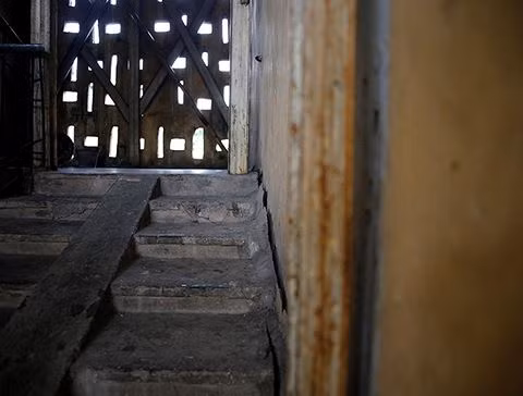 Khu vực cầu thang bộ từ tầng 1 tới tầng 5 có dấu hiệu tách rời nhau.