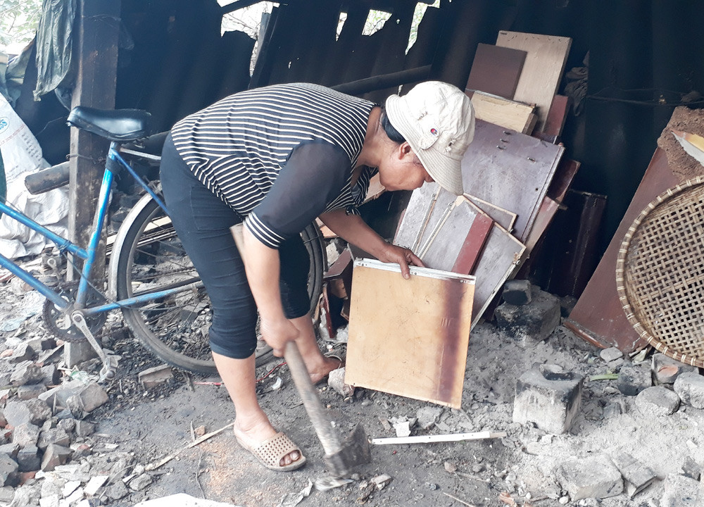 Những người bán ngô tranh thủ lượm lặt bàn, ghế... hỏng về làm củi đun. Ảnh: Phương Lê