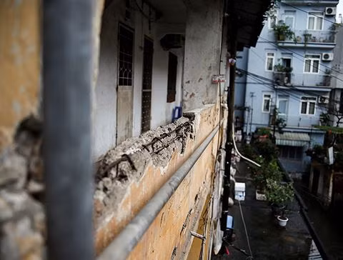 Bờ tường lan can tầng 3 còn lộ hẳn lõi công trình, phần cốt bị trơ sắt thép, hoen gỉ theo thời gian.