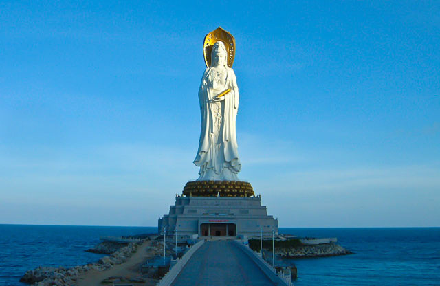 4. Tượng Phật Bà Quan Âm Nanshan Haishang Guanyin (Trung Quốc). Chiều cao: 108m.