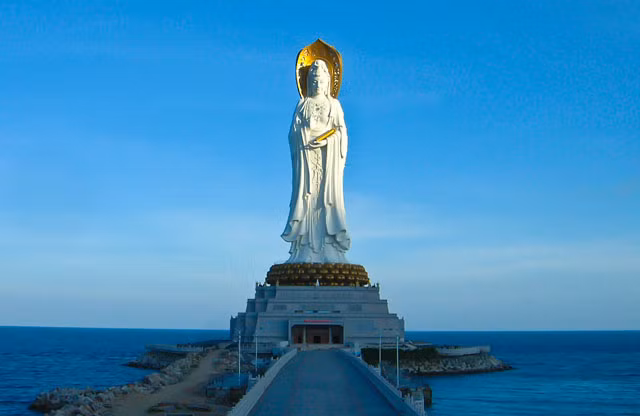 4. Tượng Phật Bà Quan Âm Nanshan Haishang Guanyin (Trung Quốc). Chiều cao: 108m.