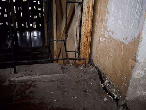 Chân tường cầu thang có dấu hiểu rạn nứt.