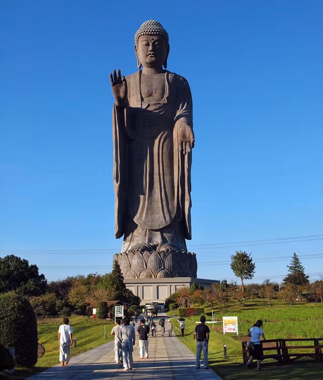 3. Tượng phật Ushiku Daibutsu (Nhật Bản). Chiều cao: 110m.