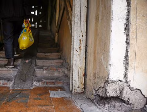 Nhiều vết nứt lớn giữa cầu thang ở hai nhà bên.