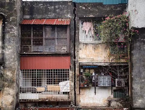 Khe nứt lớn lộ rõ giữa hai đơn nguyên.