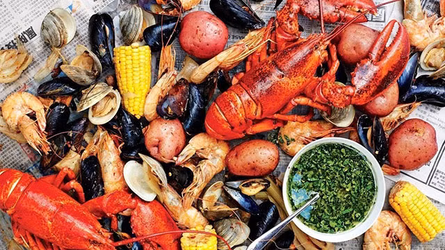 Hải sản không được phép Mặc dù gia đình hoàng tộc này đi khắp nơi trên thế giới nhưng họ không bao giờ ăn hải sản ở bên ngoài. Mọi người sợ rằng họ có nguy cơ bị ngộ độc thực phẩm bởi các loài động vật có vỏ.