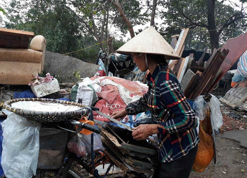 Mỗi ngày sau khi bán hết ngô, họ đều mang về một bó củi lớn. Ảnh: Minh Anh