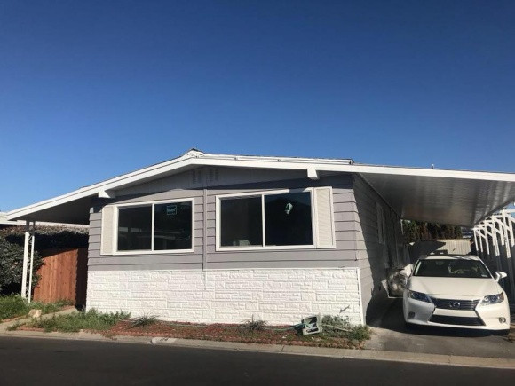 Mới đây, diễn viên Đức Tiến rao bán căn hộ của mình tại Mỹ với giá 140000 (khoảng hơn 3 tỉ đồng). Căn hộ của nam diễn viên gồm: hai phòng ngủ, hai phòng tắm, phòng khách, sân rộng có thể làm nơi vui chơi cho trẻ em hoặc nuôi chó mèo. Hơn nữa, căn hộ này cũng không quá xa trung tâm, gần khu chợ của người Việt, nhà thờ, trường học, bệnh viện.