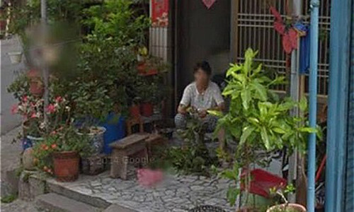 Co gai bat khoc khi thay me da mat ngoi truoc ngoi nha cu