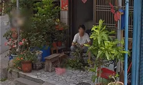 Co gai bat khoc khi thay me da mat ngoi truoc ngoi nha cu