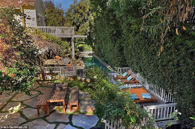 Ngôi biệt thự xinh đẹp với 4 phòng ngủ, 3 phòng tắm nằm vùng ngoại ô Studio City, gần thành phố Los Angeles, bang California, Mỹ được nghệ sĩ rao bán với giá 3,995 triệu USD.